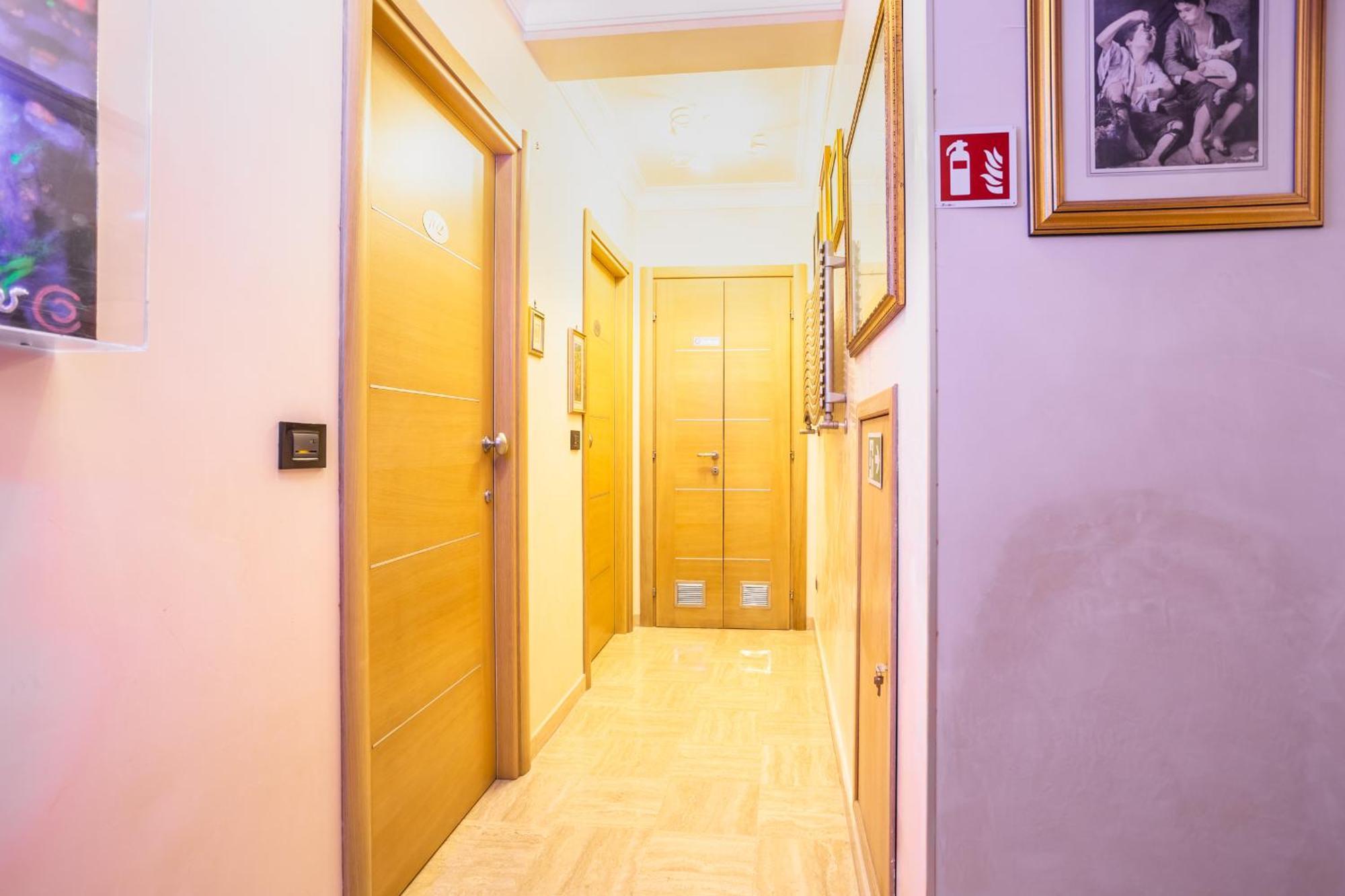 Luxury Inn Opera Rome Bagian luar foto