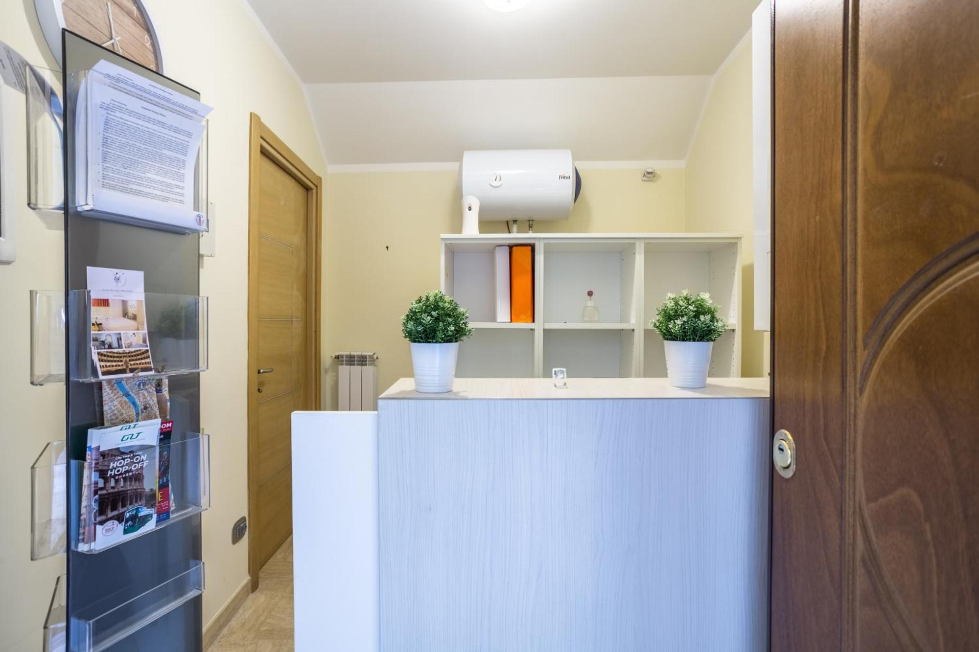 Luxury Inn Opera Rome Bagian luar foto