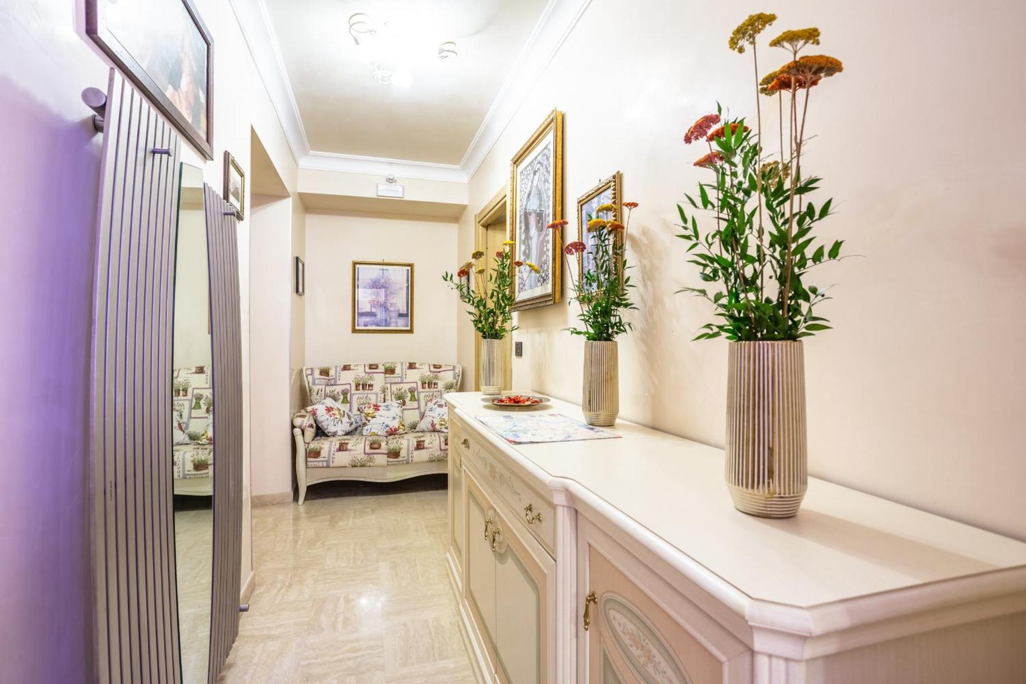 Luxury Inn Opera Rome Bagian luar foto