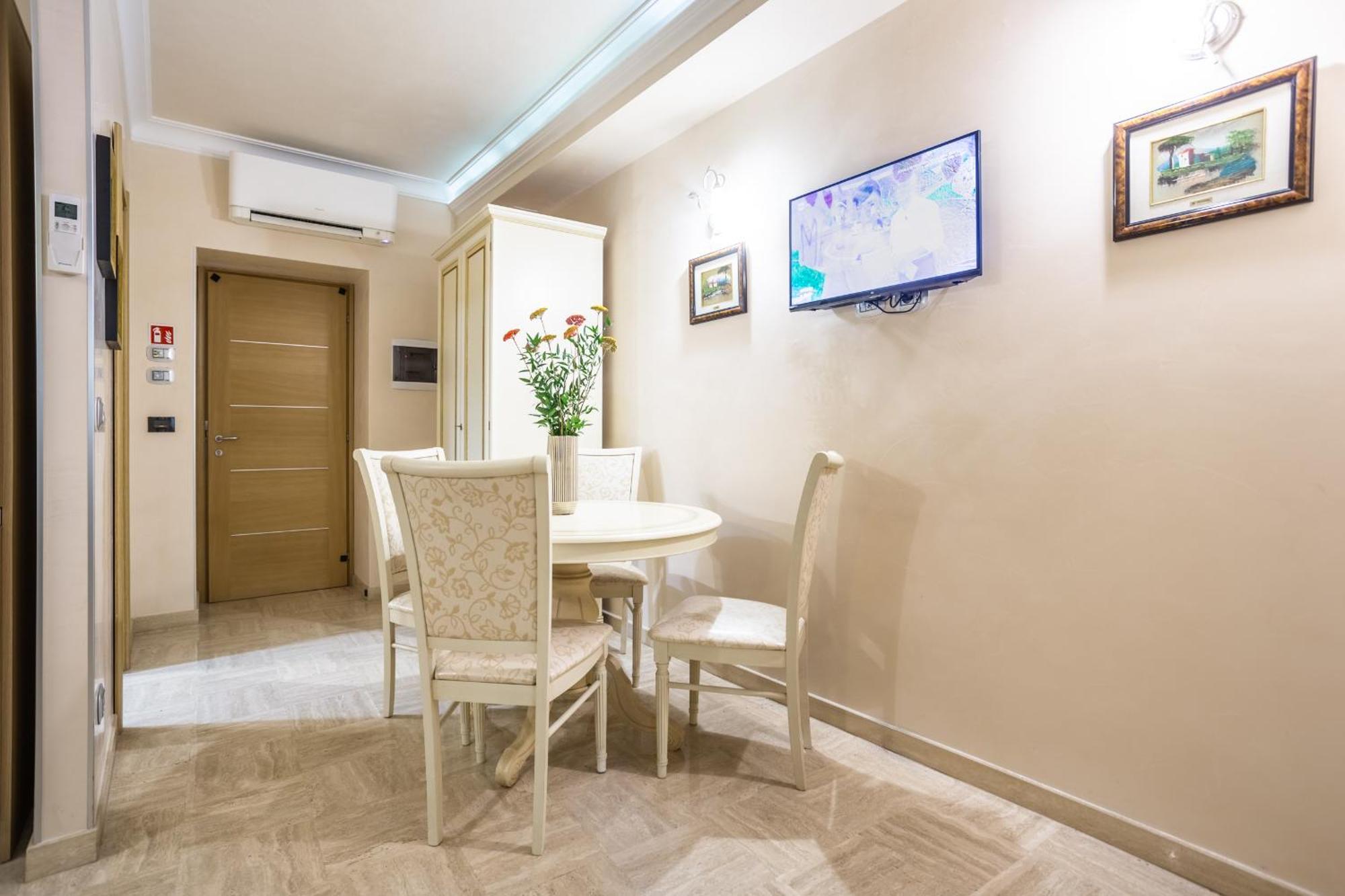 Luxury Inn Opera Rome Bagian luar foto