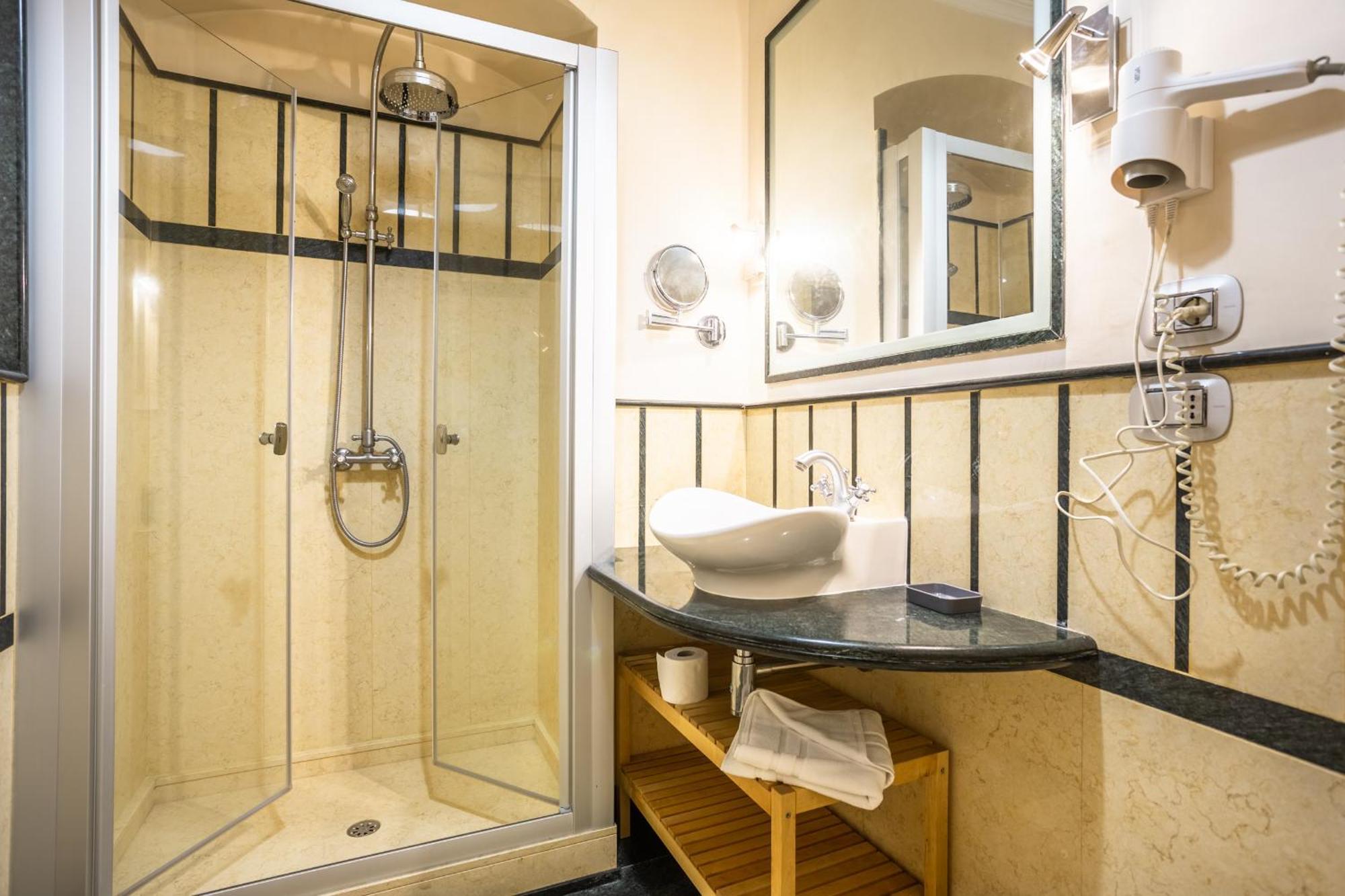 Luxury Inn Opera Rome Bagian luar foto