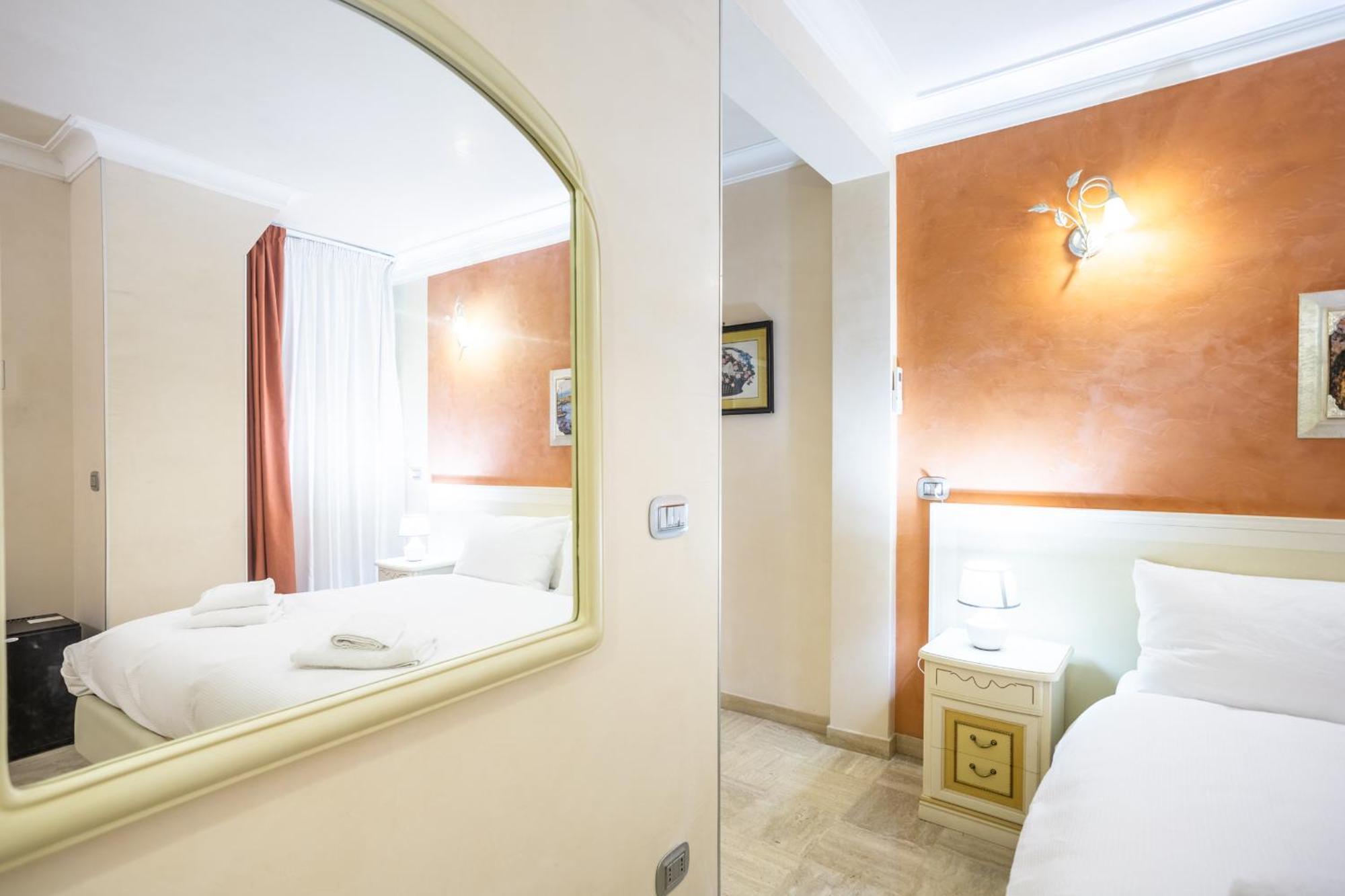 Luxury Inn Opera Rome Bagian luar foto
