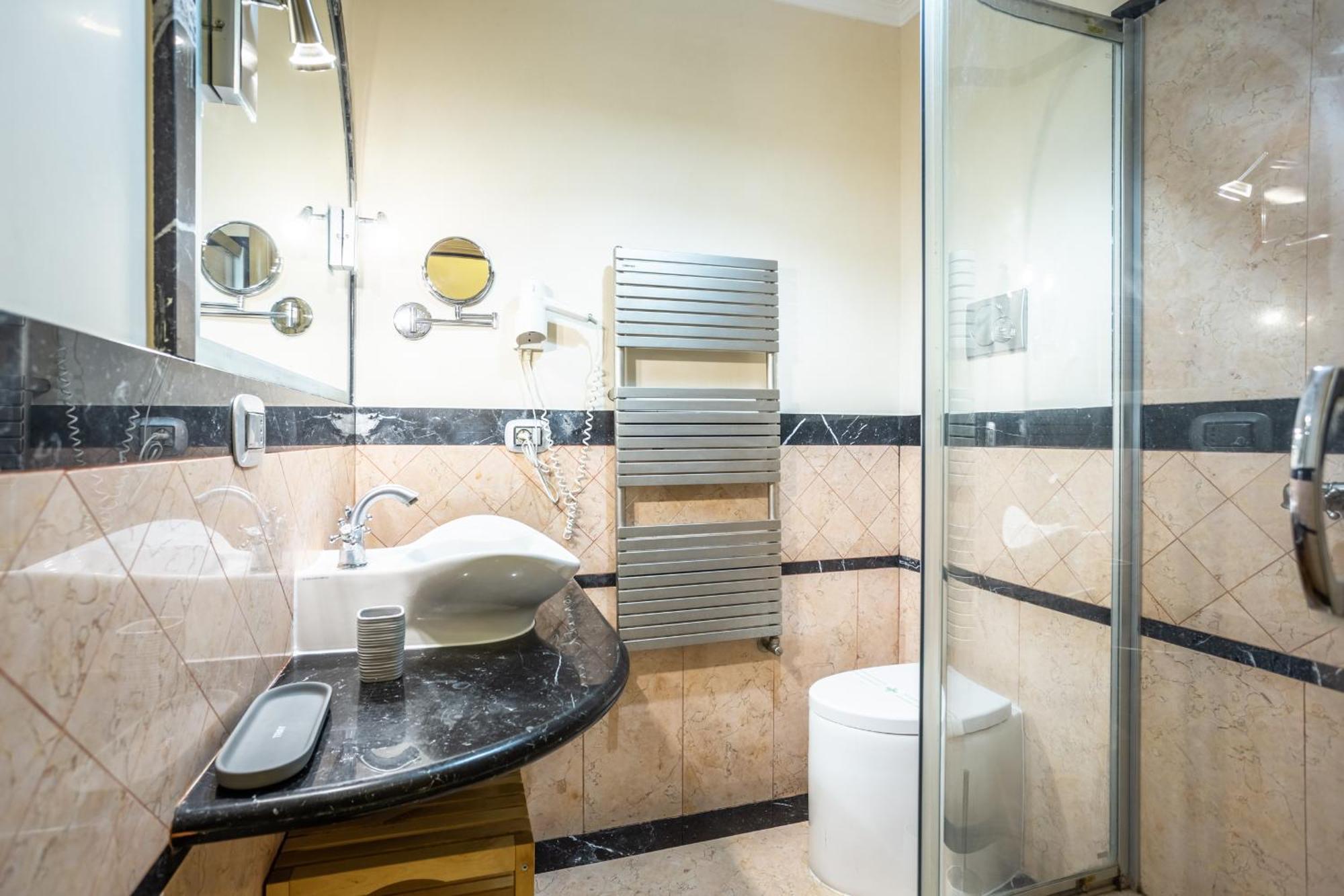 Luxury Inn Opera Rome Bagian luar foto