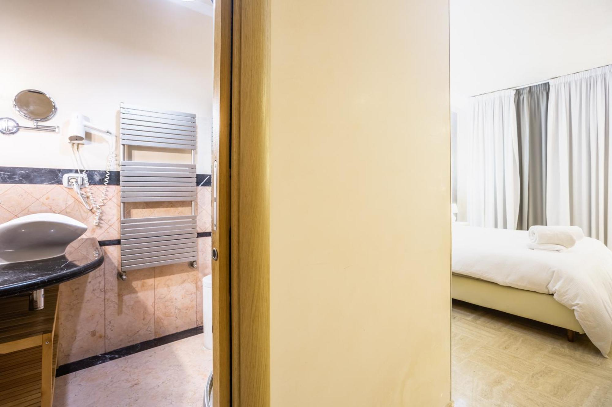 Luxury Inn Opera Rome Bagian luar foto