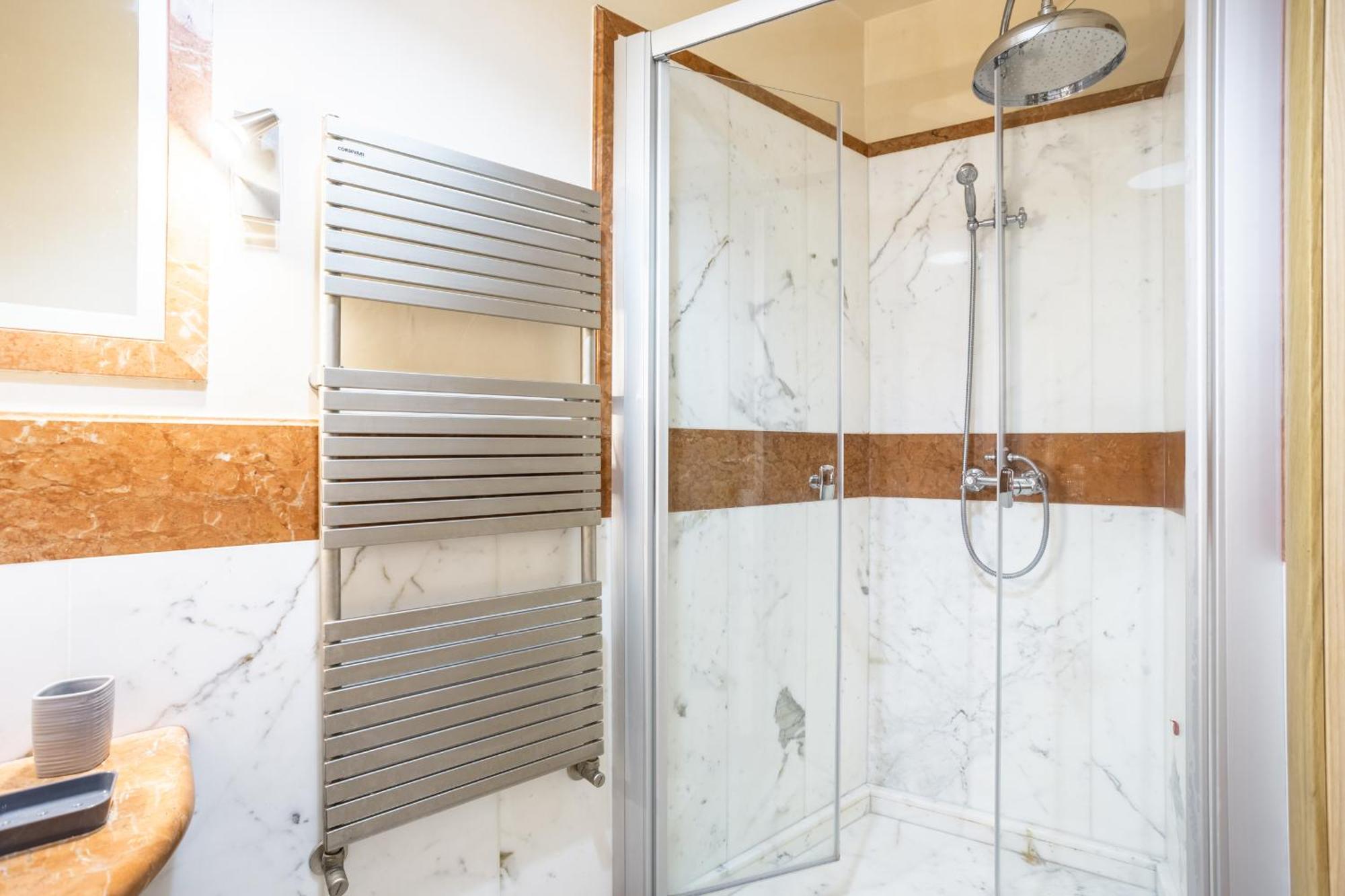 Luxury Inn Opera Rome Bagian luar foto